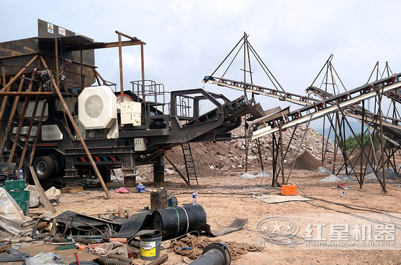 移動(dòng)破碎站正在現(xiàn)場(chǎng)安裝，如上圖