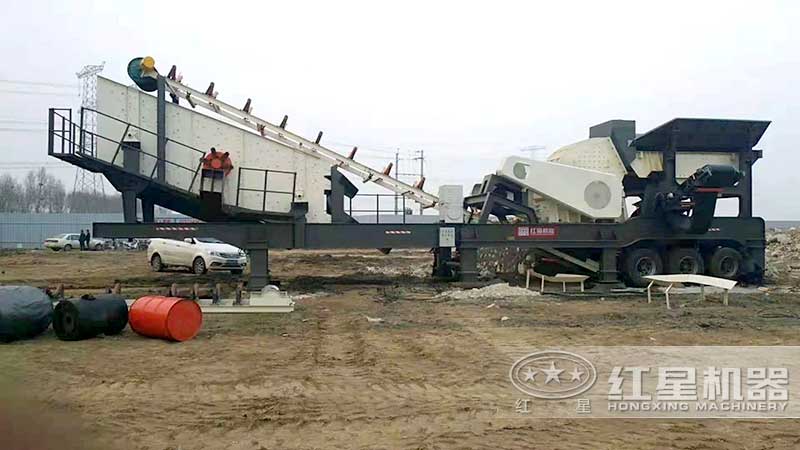 移動(dòng)重錘式破碎機(jī)現(xiàn)場(chǎng) 移動(dòng)重錘式破碎機(jī)現(xiàn)場(chǎng)