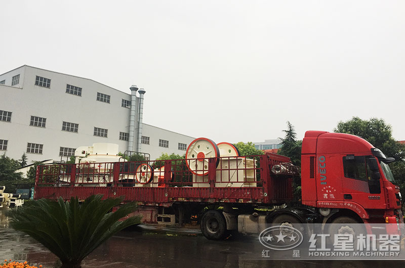 紅星750鄂破機(jī)裝車(chē)發(fā)貨現(xiàn)場(chǎng)