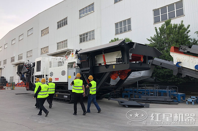 客戶來廠考察移動破碎機(jī)設(shè)備 客戶來廠考察移動破碎機(jī)設(shè)備