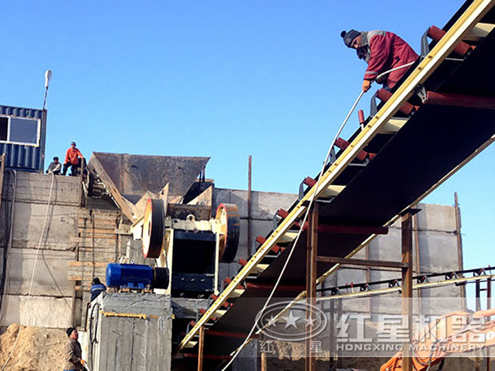 顎式破碎機(jī)現(xiàn)場(chǎng)安裝中 顎式破碎機(jī)現(xiàn)場(chǎng)安裝中