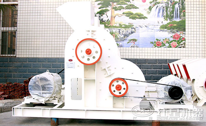 廠區(qū)擺放的雙極式破碎機(jī) 廠區(qū)擺放的雙極式破碎機(jī)