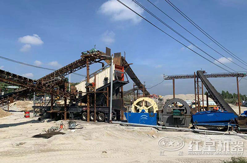 移動(dòng)式制砂生產(chǎn)線現(xiàn)場(chǎng) 移動(dòng)式制砂生產(chǎn)線現(xiàn)場(chǎng)