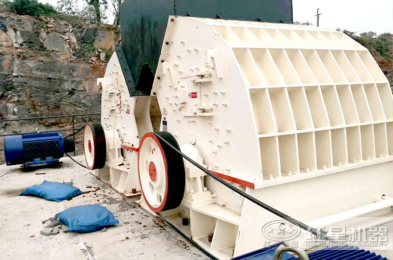 2臺大型錘式破碎機 2臺大型錘式破碎機