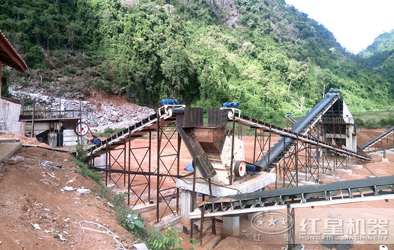 小型石頭粉碎機(jī)作業(yè)現(xiàn)場(chǎng) 小型石頭粉碎機(jī)作業(yè)現(xiàn)場(chǎng)