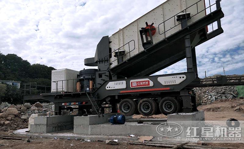 輪胎式建筑垃圾處理設(shè)備正在安裝中 輪胎式建筑垃圾處理設(shè)備正在安裝中