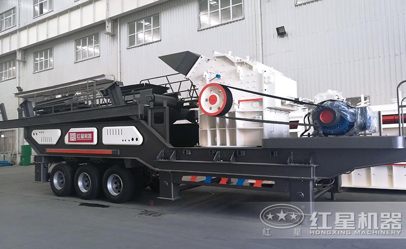 移動式碎石機有輪胎,移動起來比較方便 移動式碎石機有輪胎,移動起來比較方便