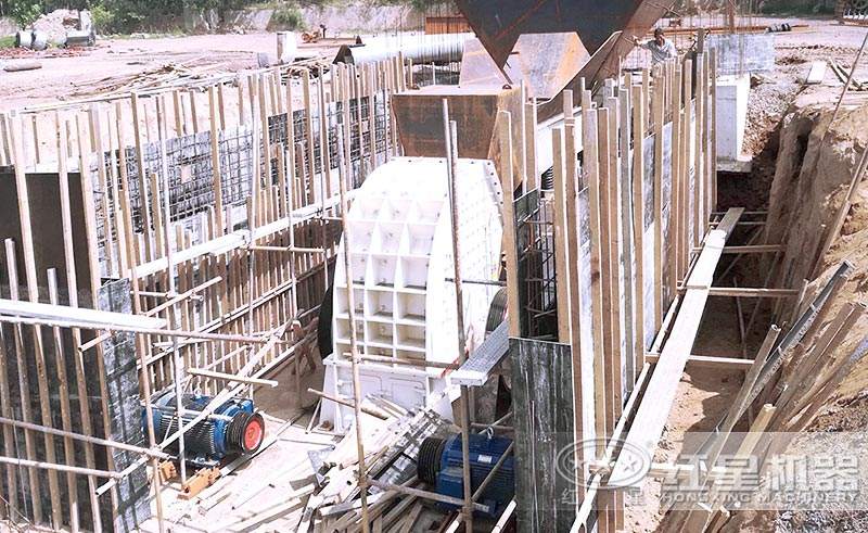 大型碎石場(chǎng)生產(chǎn)線(xiàn)設(shè)備錘式破碎機(jī)現(xiàn)場(chǎng)安裝中 大型碎石場(chǎng)生產(chǎn)線(xiàn)設(shè)備錘式破碎機(jī)現(xiàn)場(chǎng)安裝中