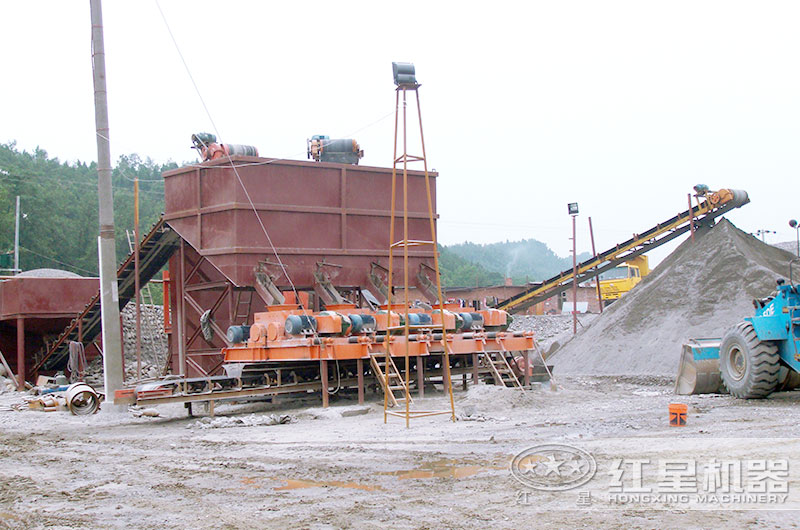 對輥式破碎機現(xiàn)場圖 對輥式破碎機現(xiàn)場圖