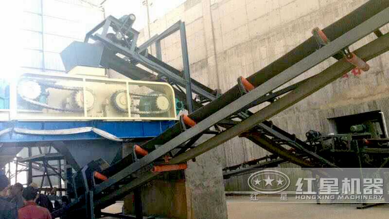 對輥破碎機現場實拍 對輥破碎機現場實拍