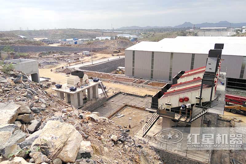 錘式破碎機(jī)現(xiàn)場(chǎng) 錘式破碎機(jī)現(xiàn)場(chǎng)