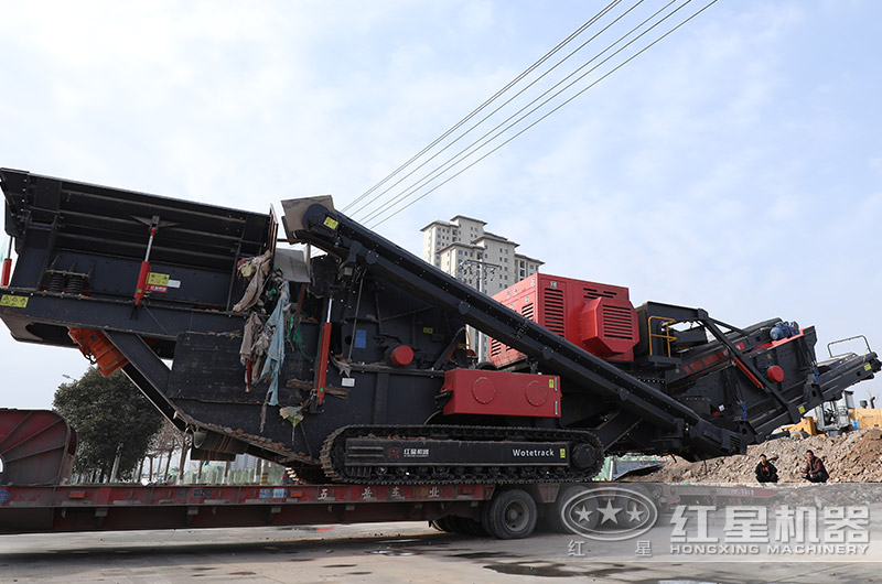 節(jié)能型移動破碎站轉(zhuǎn)場中 節(jié)能型移動破碎站轉(zhuǎn)場中