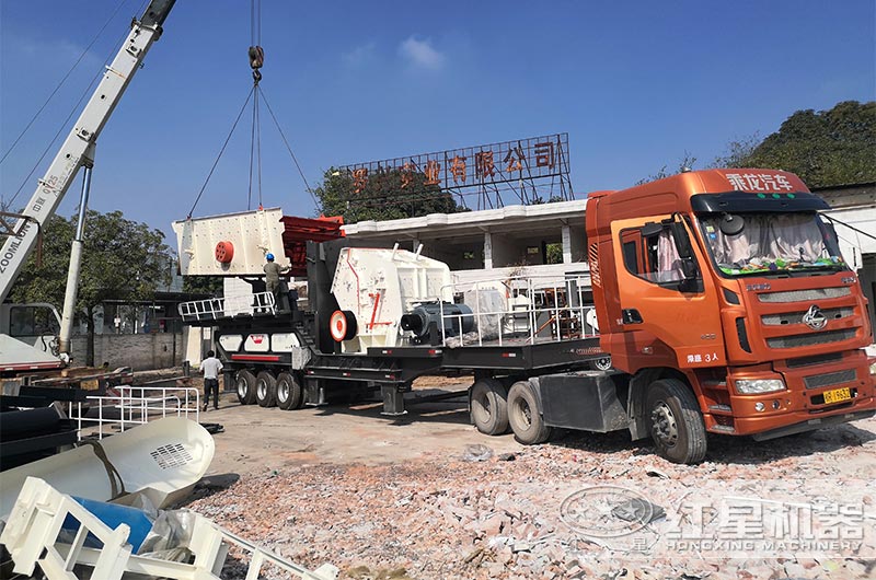 移動混凝土骨料破碎機現(xiàn)場 移動混凝土骨料破碎機現(xiàn)場