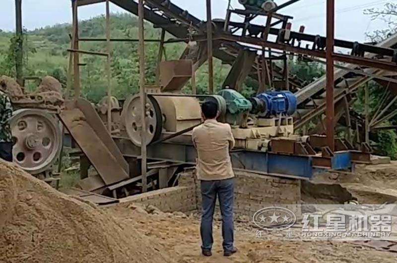 對輥破碎河卵石制砂現場 對輥破碎河卵石制砂現場