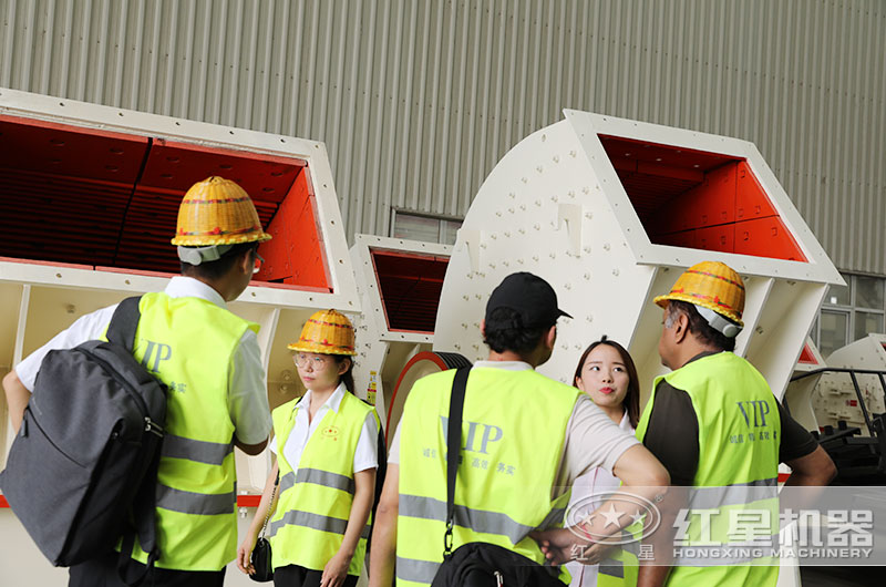 客戶來廠考察玻璃瓶破碎機設備 客戶來廠考察玻璃瓶破碎機設備