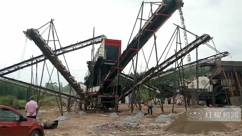 移動(dòng)式破碎機(jī)現(xiàn)場(chǎng) 移動(dòng)式破碎機(jī)現(xiàn)場(chǎng)