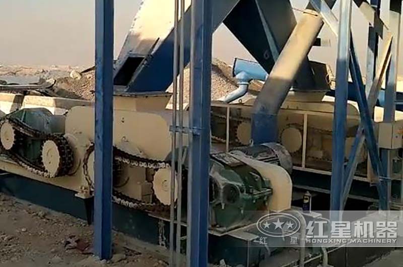 兩臺對輥破碎機碎矸石現場 兩臺對輥破碎機碎矸石現場