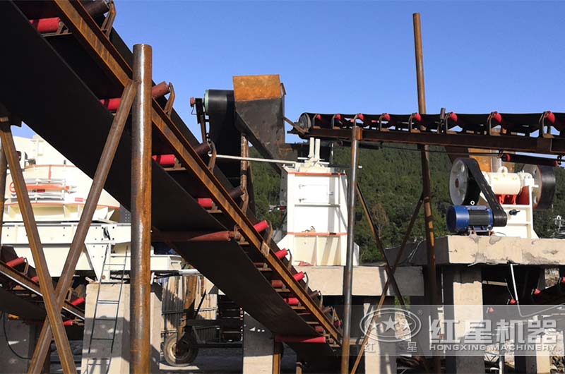 白云石破碎生產線現場 白云石破碎生產線現場