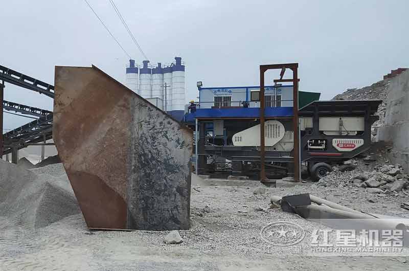 青石花崗巖流動制砂現(xiàn)場 青石花崗巖流動制砂現(xiàn)場