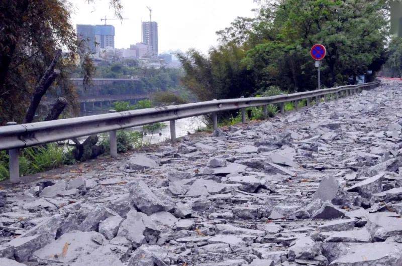 拆除的固體瀝青路面