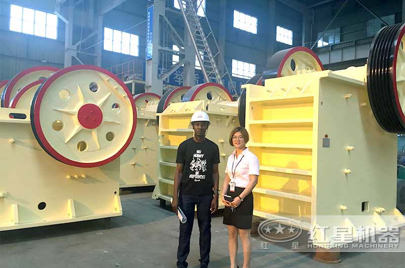 時(shí)產(chǎn)300多噸的大型顎式破碎機(jī) 時(shí)產(chǎn)300多噸的大型顎式破碎機(jī)