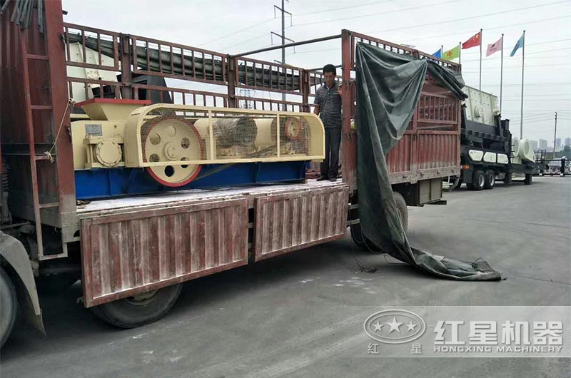 石英石對輥破碎機發貨 石英石對輥破碎機發貨