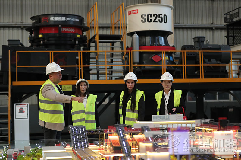 客戶來廠考察圓錐破碎機