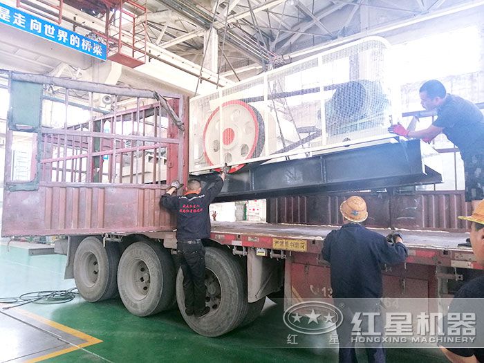 對輥式粉碎機裝車發貨 對輥式粉碎機裝車發貨