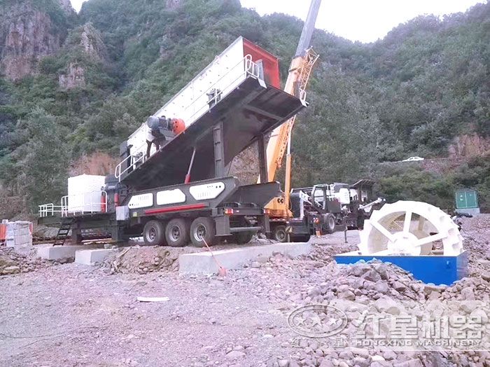 鵝卵石粉碎現(xiàn)場