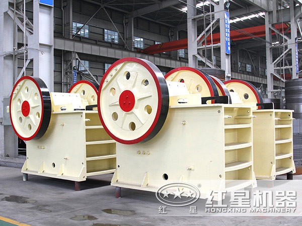 排列整齊的PE顎式破碎機(jī) 排列整齊的PE顎式破碎機(jī)