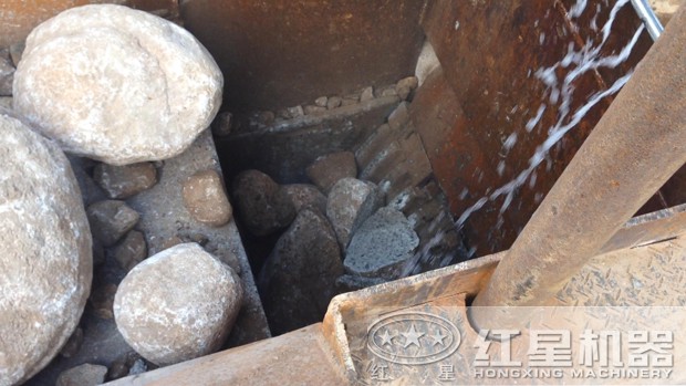 為了抑塵增加噴水裝置 為了抑塵增加噴水裝置