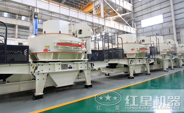 制砂機生產車間擺放著各種型號的制砂機