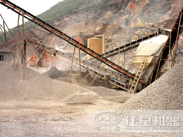 復(fù)合式碎石機(jī)現(xiàn)場作業(yè)圖 復(fù)合式碎石機(jī)現(xiàn)場作業(yè)圖