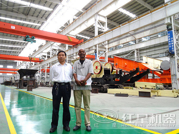 HX輪胎顎破移動破碎站廠區 HX輪胎顎破移動破碎站廠區