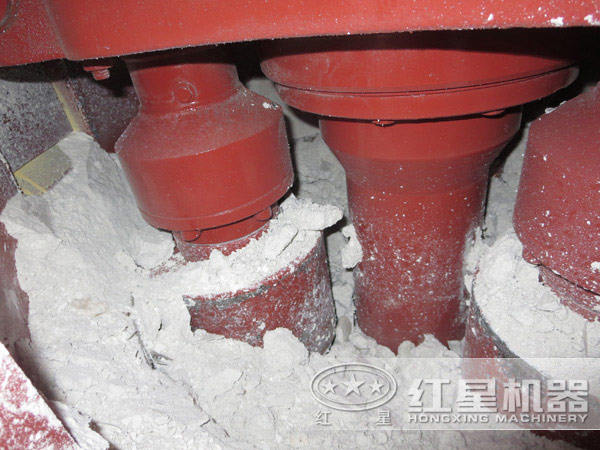 白云石磨粉,磨粉機(jī)內(nèi)部 白云石磨粉,磨粉機(jī)內(nèi)部