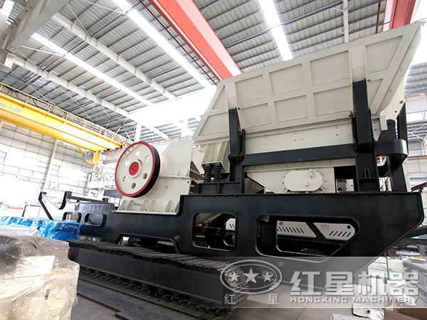 開進(jìn)場的石子流動破碎車 開進(jìn)場的石子流動破碎車