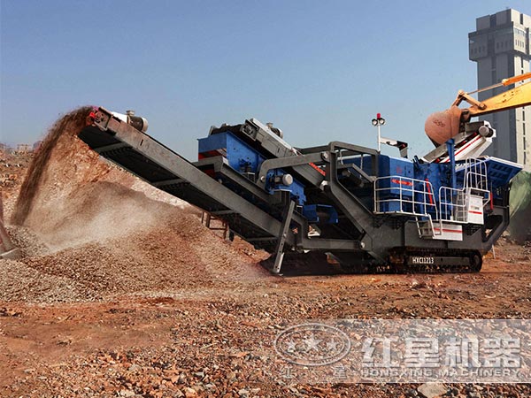 開進(jìn)場的石子履帶流動破碎車 開進(jìn)場的石子履帶流動破碎車