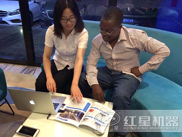 銷(xiāo)售人員為客戶詳細(xì)介紹產(chǎn)品細(xì)節(jié)圖 銷(xiāo)售人員為客戶詳細(xì)介紹產(chǎn)品細(xì)節(jié)圖