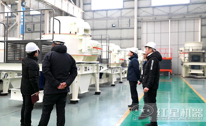 客戶到場(chǎng)參觀新款粉碎砂石設(shè)備
