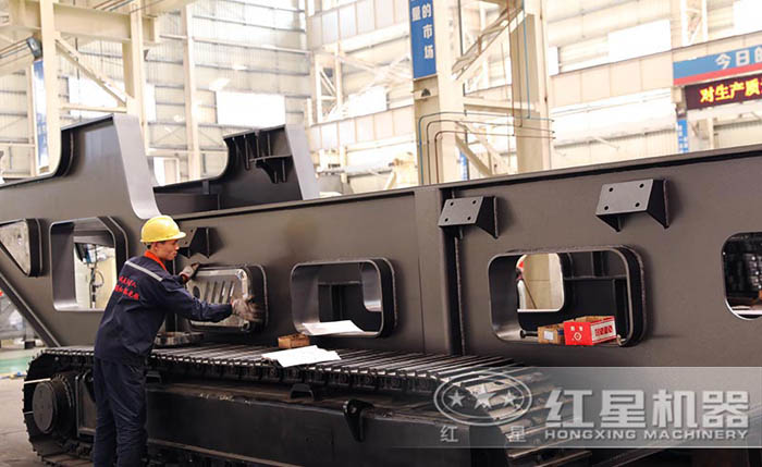 履帶流動石子加工機生產人員的認真工作 履帶流動石子加工機生產人員的認真工作