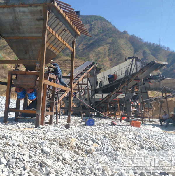 200多噸青石移動式碎石機現場 200多噸青石移動式碎石機現場