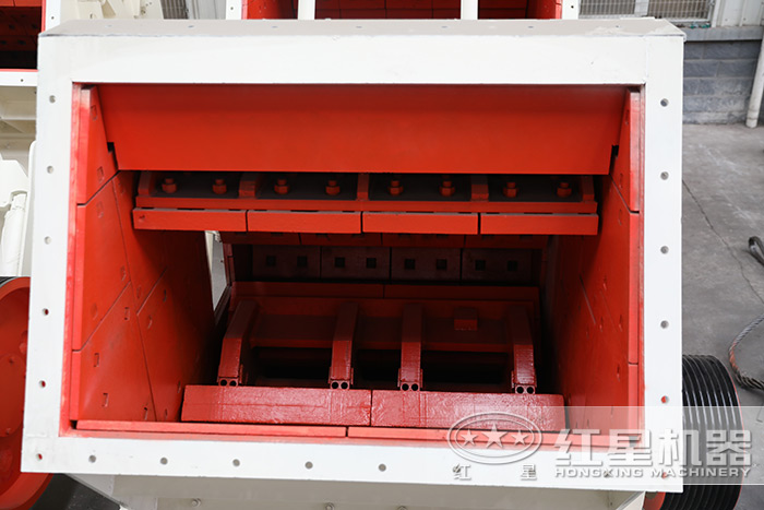 粗碎反擊式制砂(沙)機進料口 粗碎反擊式制砂(沙)機進料口