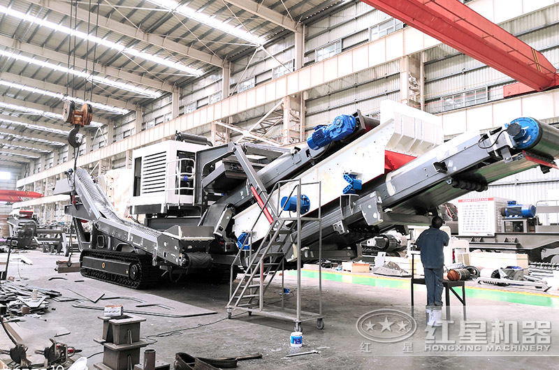 紅星履帶式液壓巖石破碎機(jī)車間組裝中 紅星履帶式液壓巖石破碎機(jī)車間組裝中