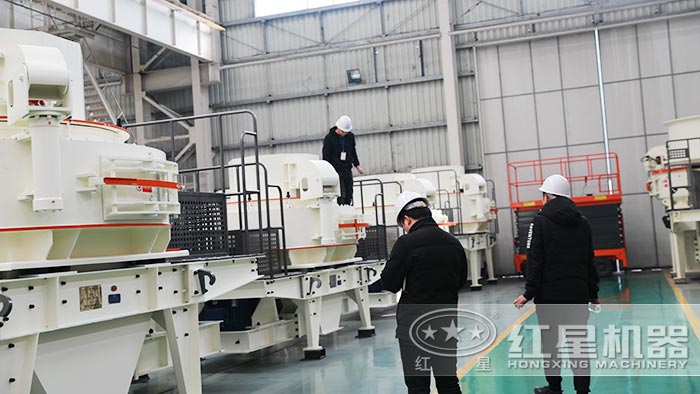 用戶在車間詳細查看沖擊式制沙設備