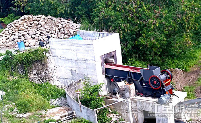 紅星顎式破碎機(jī),用戶(hù)鵝卵石破碎現(xiàn)場(chǎng) 紅星顎式破碎機(jī),用戶(hù)鵝卵石破碎現(xiàn)場(chǎng)