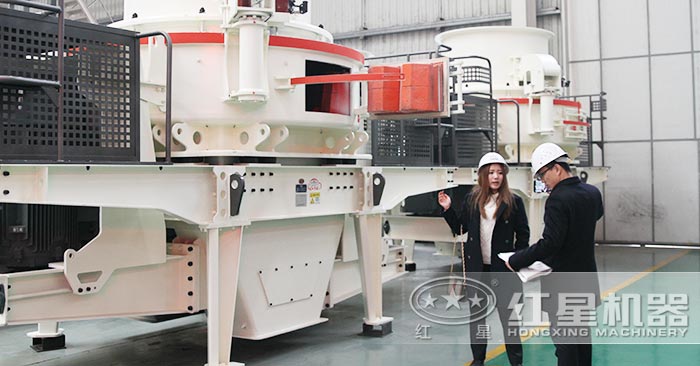 紅星銷(xiāo)售人員為用戶現(xiàn)場(chǎng)講解石頭制砂機(jī) 紅星銷(xiāo)售人員為用戶現(xiàn)場(chǎng)講解石頭制砂機(jī)