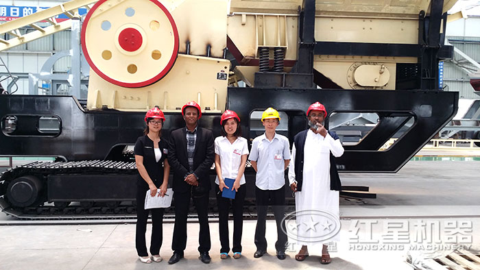 非洲用戶到紅星參觀移動(dòng)破碎站 非洲用戶到紅星參觀移動(dòng)破碎站