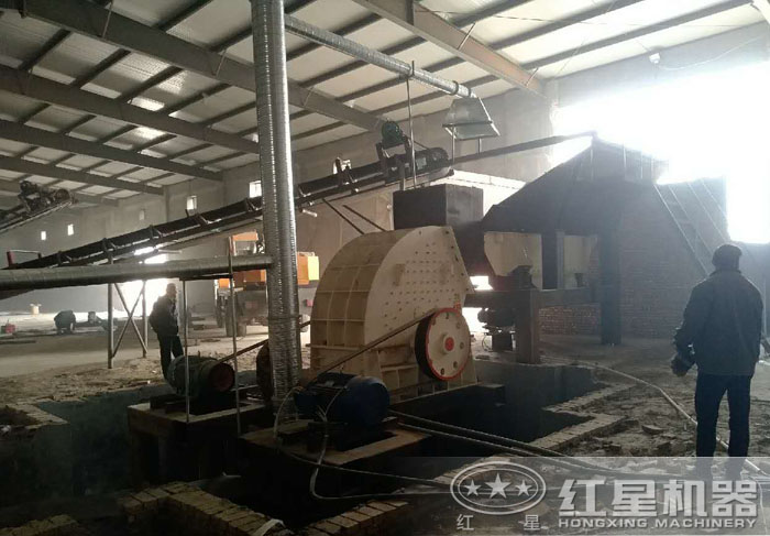 重錘式破碎機(jī)安裝現(xiàn)場 重錘式破碎機(jī)安裝現(xiàn)場