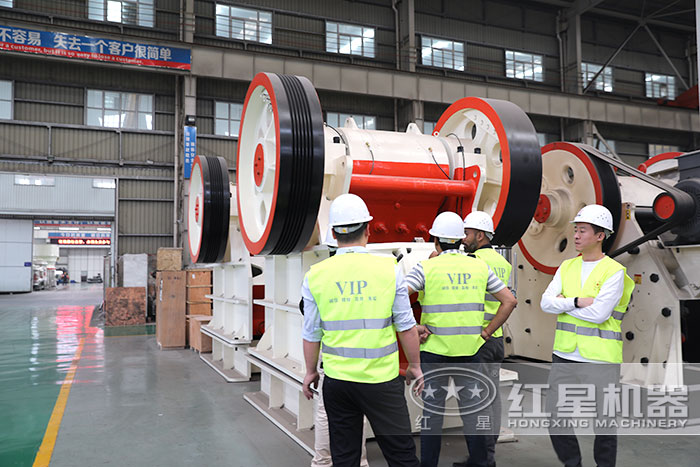 印度客戶到車間參觀鄂式破碎機 印度客戶到車間參觀鄂式破碎機