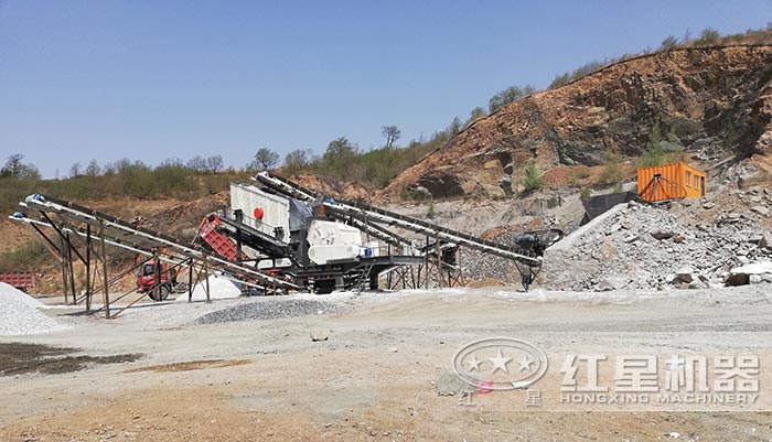 車載式石子磕碎機就地作業(yè)現(xiàn)場 車載式石子磕碎機就地作業(yè)現(xiàn)場